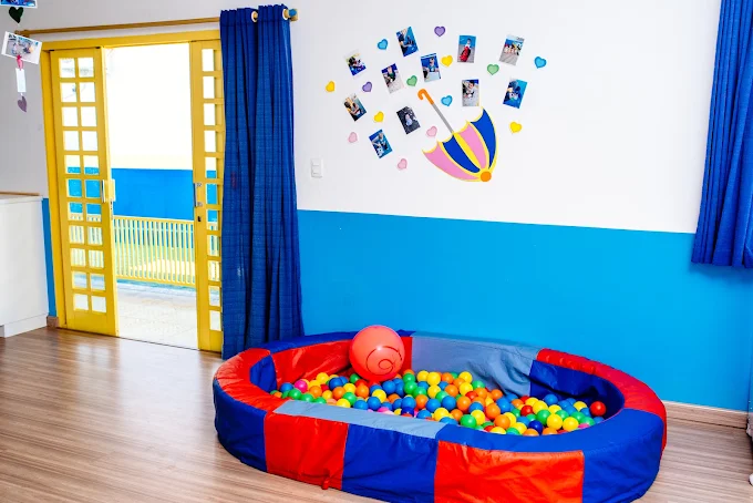 Espaço interno com piscina de bolinhas