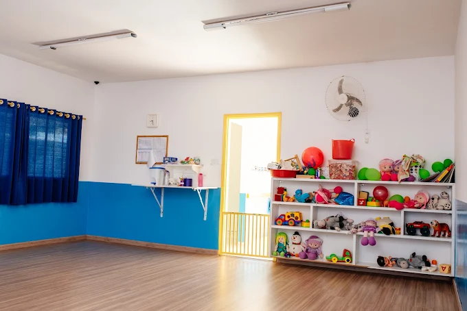 Sala ampla para movimento e brincadeiras