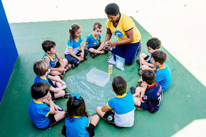 Turma participando de uma experiência com a educadora